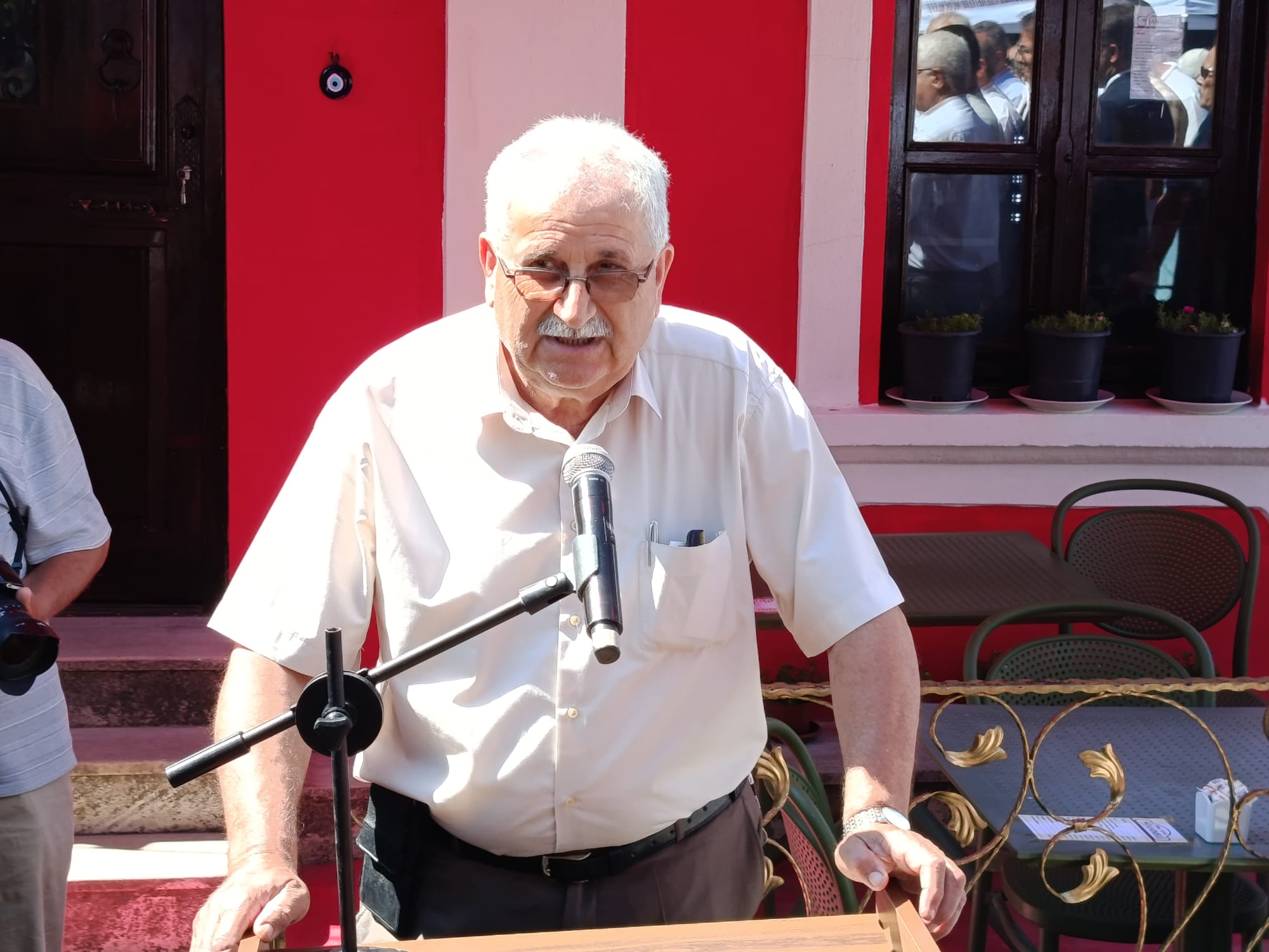 Edirne Belediyesi tarafından bir süredir ‘Mor Ev Kadın Atölyesi’ olarak hizmet veren sivil mimarlık örneği tarihi yapı, aslına uygun şekilde elden geçirilip kentin simge rengi olan Edirne Kırmızısına boyanarak ‘Hanımeli’ adıyla yeniden kapılarını açtı.